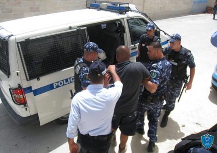 نابلس: توقيف مطلوبين في قضايا مالية