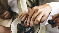 فوائد رائعة للبلح الأسود