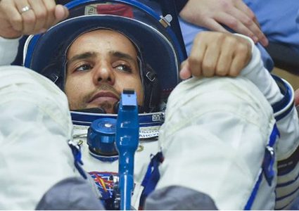 لحظة وصول أول رائد فضاء  إماراتي المحطة الدولية