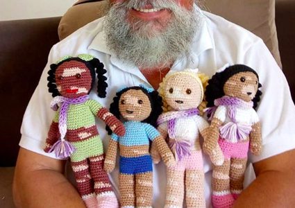 مسن يصنع عرائس لأطفال مرضى البهاق بالخيط والإبرة