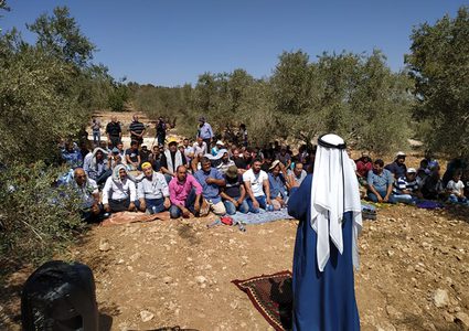 اهالي كفر ثلث يؤدون الجمعة بمنطقة العيون تنديدا بإجراءات الاحتلال