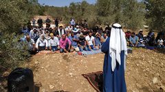 اهالي كفر ثلث يؤدون الجمعة بمنطقة العيون تنديدا بإجراءات الاحتلال