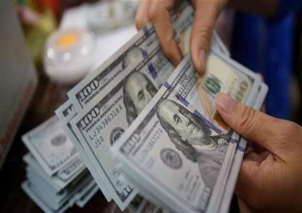 تراجع الدولار مع ترقب المتعاملين لأنباء بشأن التجارة