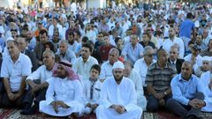 عشرات المواطنين يؤدون صلاة الجمعة ببلدة السواحرة الشرقية