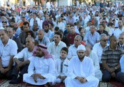 عشرات المواطنين يؤدون صلاة الجمعة ببلدة السواحرة الشرقية