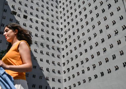 تعليق 440 حذاء على جدار مبنى باسطنبول لإيصال رسالة ذات هدف سامي