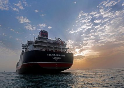 الناقلة البريطانية المحتجزة تغادر ميناءً إيرانيًا اليوم