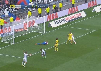 نانت يعتلي صدارة الدوري الفرنسي بالنيران الصديقة