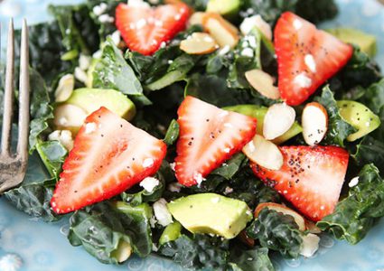 سلطة الأفوكادو والفراولة