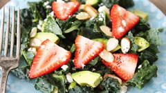 سلطة الأفوكادو والفراولة