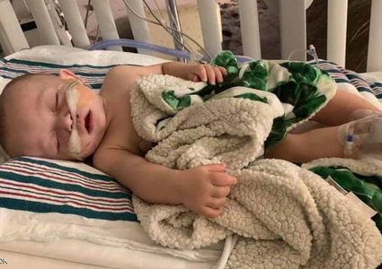 طفل رضيع يصاب بالفيروس المخلوي التنفسي بسبب تقبيل الغرباء له