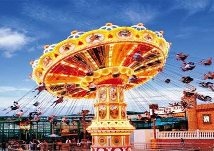 عمال روس يحولون معدات البناء إلى مدينة ملاهي