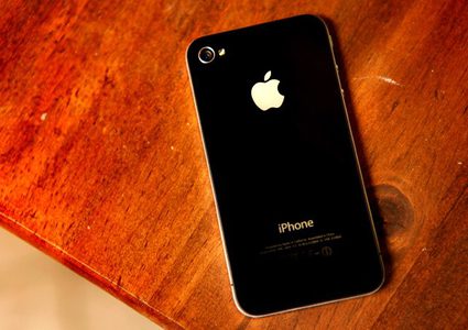 أبل تعود إلى تصميم "آيفون 4" لإستخدامه في هاتف العام القادم