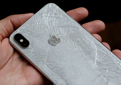 شاب يعثر على هاتف يعمل بعد وقوعه في النهر لمدة طويلة