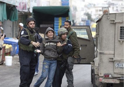 الاحتلال يعتقل فتى شمال غرب القدس
