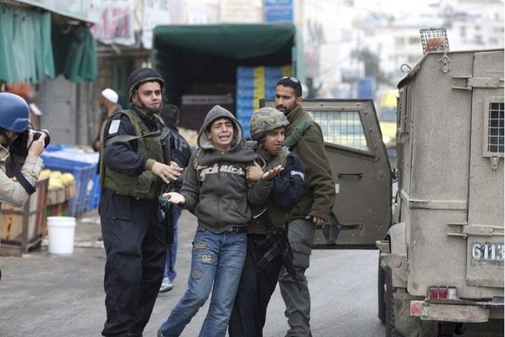الاحتلال يعتقل فتى شمال غرب القدس