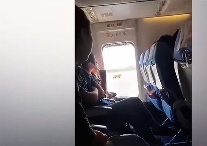 مسافرة تفتح مخرج الطوارئ لأن مقصورة الطائرة خانقة!