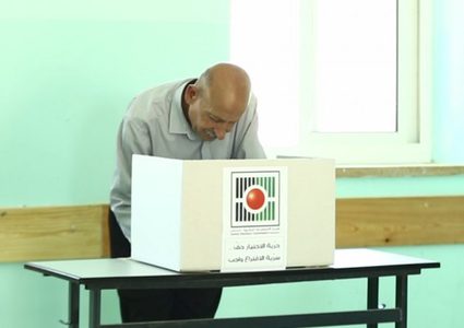 تقرير تلفزيوني يرصد أراء الشارع في غزة حول إجراء الانتخابات