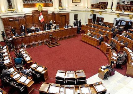 قبل موعده بعام ونصف .. رئيس البيرو يحلّ البرلمان