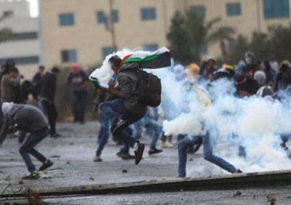 اصابات بالاختناق خلال مواجهات مع الاحتلال في البيرة