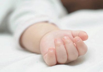 مصر.. إعادة طفلة رضيعة إلى أهلها بعد اختطافها