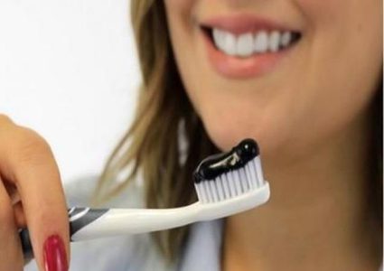 ما هي مادة الفحم المستخدمة في تبييض الأسنان؟