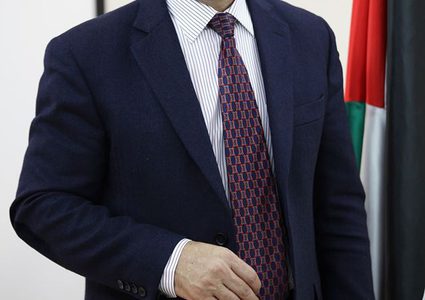 اشتية: 163 ألف عائلة تتلقى مساعدات نقدية بالضفة وغزة