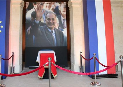 فرنسا تودع رئيسها الأسبق في جنازة رسمية