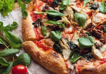 بيتزا بالسبانخ والجبن