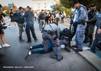 سلطات الاحتلال تمدد اعتقال 5 مقدسيين بينهم والد شهيد