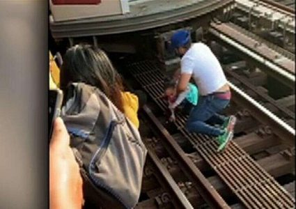 حملها والدها وقفز بها أمام قطار...طفلة تنجو من الموت بأعجوبة