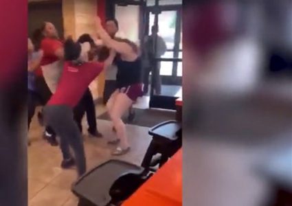 شجار عنيف بين امرأة وموظفة