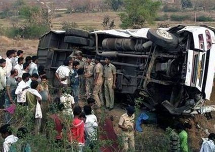 البيرو: مصرع 17 شخصاً في سقوط حافلة