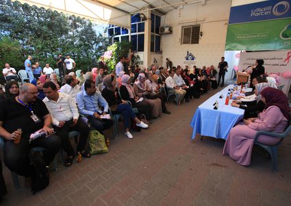 مواطنون يشاركون في حملة التوعية بسرطان الثدي ، في قطاع غزة في 3 أكتوبر 2019.