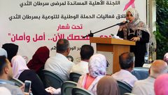 مواطنون يشاركون في حملة التوعية بسرطان الثدي ، في قطاع غزة في 3 أكتوبر 2019.