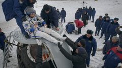 لماذا لا يسمح لرواد الفضاء بالمشي مباشرة بعد العودة إلى الأرض ؟