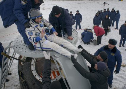 لماذا لا يسمح لرواد الفضاء بالمشي مباشرة بعد العودة إلى الأرض ؟