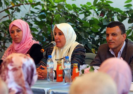 مواطنون يشاركون في حملة التوعية بسرطان الثدي بقطاع غزة