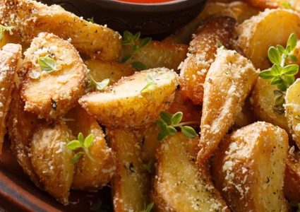 بطاطا ودجز مع جبن البارميزان لمقبلات شهية