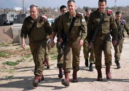 كوخافي يتجول بالقرب من السياج الفاصل مع قطاع غزة