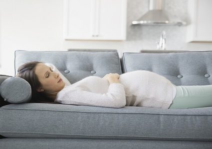 على النساء تجنب النوم على ظهورهن أواخر الحمل