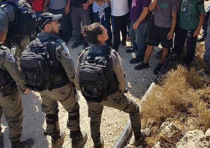 نصبت قوات الاحتلال اليوم الجمعة، بوابة حديدية على مدخل منطقة “لعيون” شمال شرق بلدة كفر ثلث، جنوب قلقيلية.