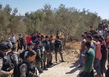 بوابات حديدية للاحتلال شرق قلقيلية