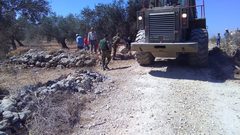 الاحتلال ينصب بوابات حديدية شرق قلقيلية