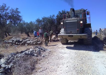 الاحتلال ينصب بوابات حديدية شرق قلقيلية