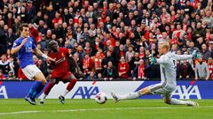 ليفربول يتخطى ليستر بشق الأنفس