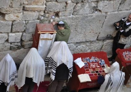 مستوطنون يؤدون شعائر وطقوس تلمودية في الأقصى