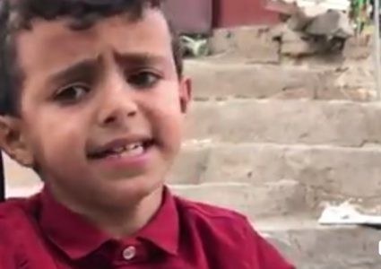 طفل يمني يغرد بصوته الساحر خلال بيعه قارورات المياه