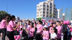 انطلاق سباق اليوم الوردي النسائي حيث انطلق بمشاركة ما يزيد عن 1000 مشارك ومشاركة من مختلف الأعمار