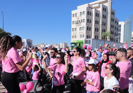 انطلاق سباق اليوم الوردي النسائي حيث انطلق بمشاركة ما يزيد عن 1000 مشارك ومشاركة من مختلف الأعمار